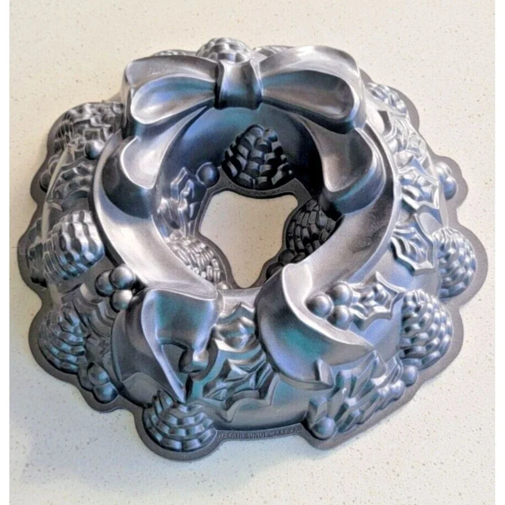 Nordic Ware Bundt Cake Pan Holiday Wreath 12” Non Stick Made In USA